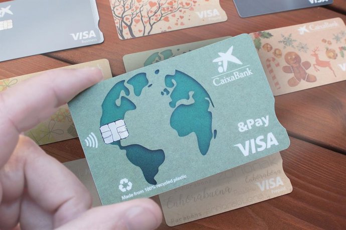 Archivo - Tarjeta de plástico 100% reciclado de CaixaBank.