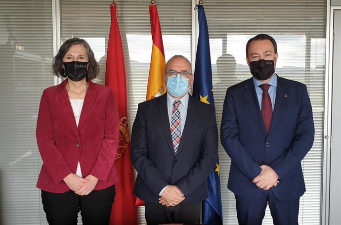 La directora general de Universidad, Ana Burusco; el consejero de Universidad, Innovación y Transformación Digital, Juan Cruz Cigudosa; y el rector de la Universidad Pública de Navarra, Ramón Gonzalo.