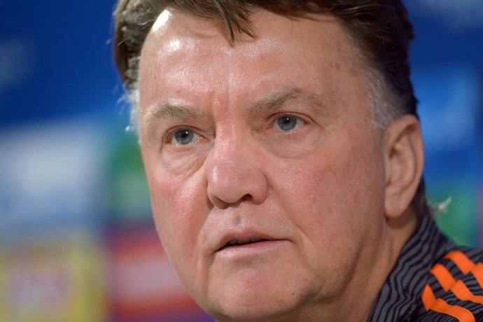 Archivo - FILED - 07 December 2015, Lower Saxony, Wolfsburg: Then Manchester United's head coach Louis van Gaal speaks during a press conference. Photo: picture alliance / dpa