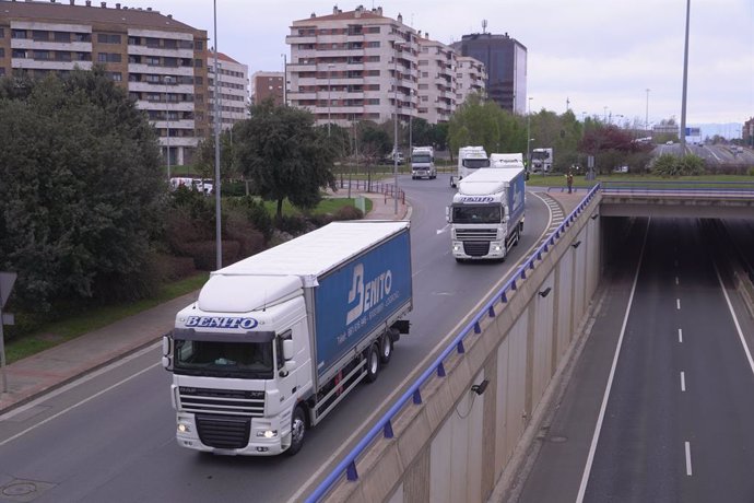 Varios camiones en una carretera de Cantabria 