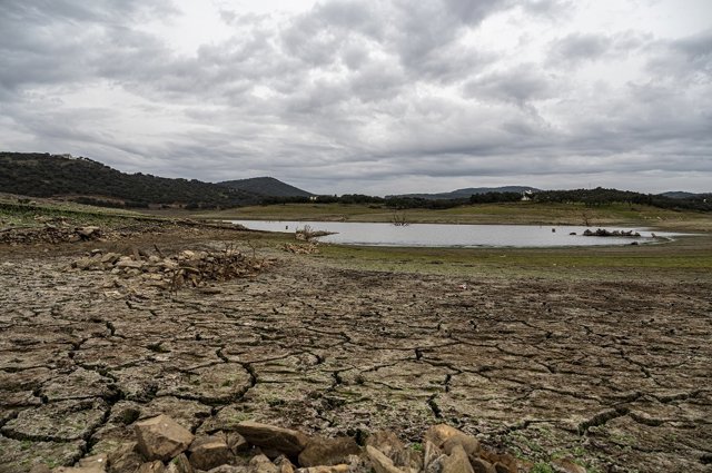 Embalse de Tentudía afectado por la sequía.