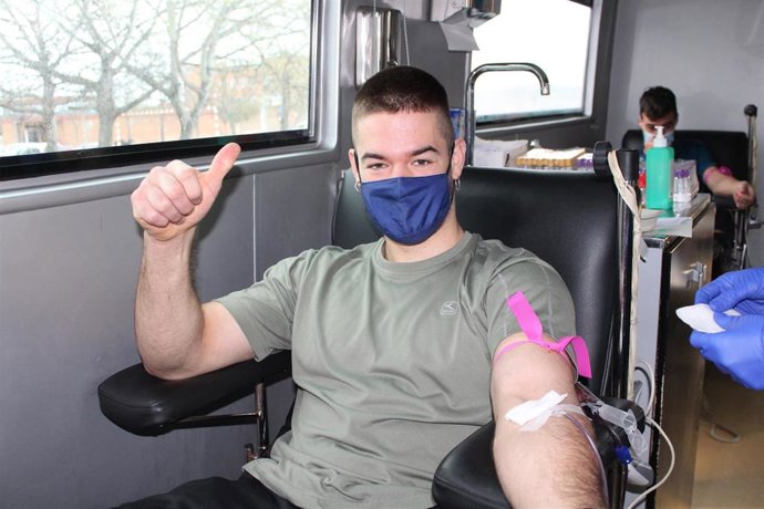 Un universitario dona sangre en la Unidad Móvil del Banco de Sangre