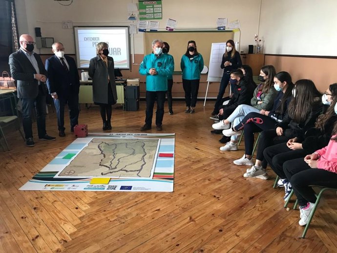 Danes con los alumnos del IES Alfonso VI.