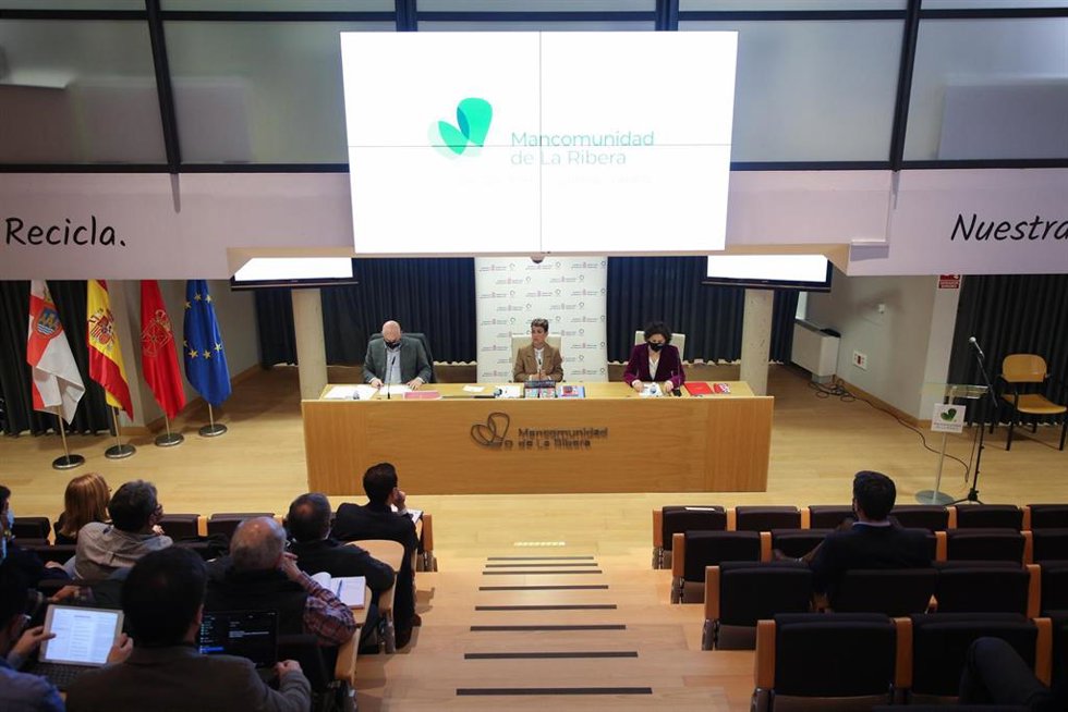 Chivite, Junto Al Vicepresidente Aierdi Y La Consejera Maeztu, En La Conferencia De Diálogo Celebrada En Tudela.