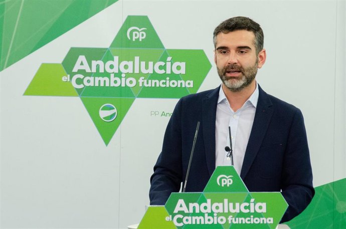El portavoz del PP-A, Ramón Fernández-Pacheco, este martes en rueda de prensa