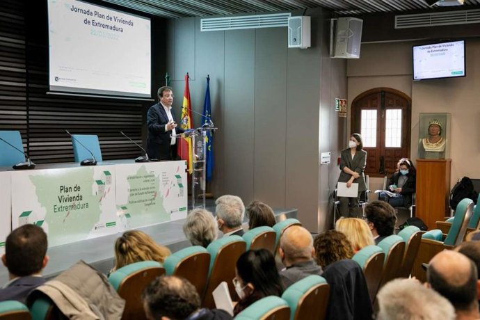 El presidente de la Junta de Extremadura, Guillermo Fernández Vara, interviene en las jornadas del Plan de Vivienda en Cáceres