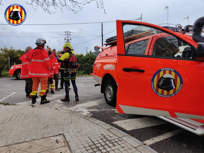 Bomberos actuando en Sagunto