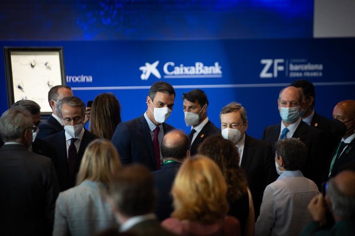 Archivo - El president del Govern central, Pedro Sánchez (e), i el primer ministre itali, Mario Draghi (d), en la clausura de la tercera sessió de la XXXVI Reunió del Cercle d'Economia el 18 de juny del 2021 a Barcelona