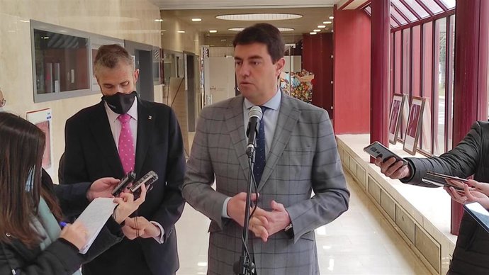 El consejero de la Presidencia, Ángel Ibáñez, en una visita al antiguo Hospital Militar de Burgos.