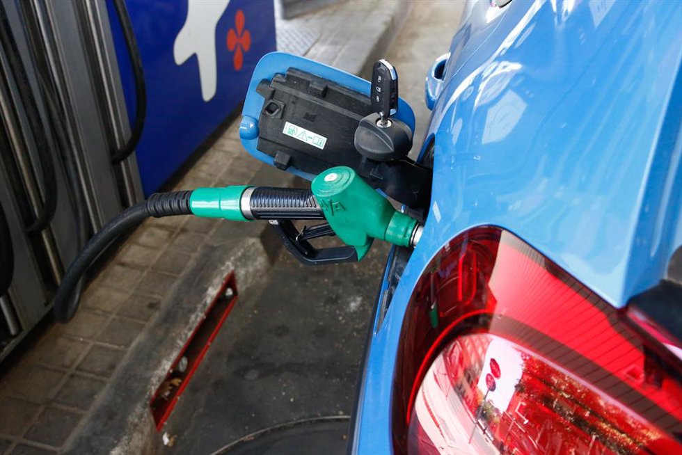 Archivo - Un coche repostando gasolina en una gasolinera de Madrid.