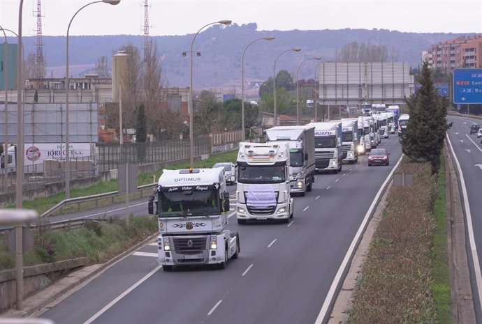 Varios camiones en la autovía de circunvalación en una marcha lenta desde La Grajera hasta el polígono de Cantabria, durante el noveno día de paro nacional de transportistas, a 22 de marzo de 2022, en Logroño, La Rioja  