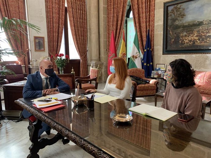 Imagen de archivo de una reunión del alcalde de Sevilla, Antonio Muñoz, con la portavoz municipal de Podemos Sevilla, Susana Serrano (en el centro de la foto).