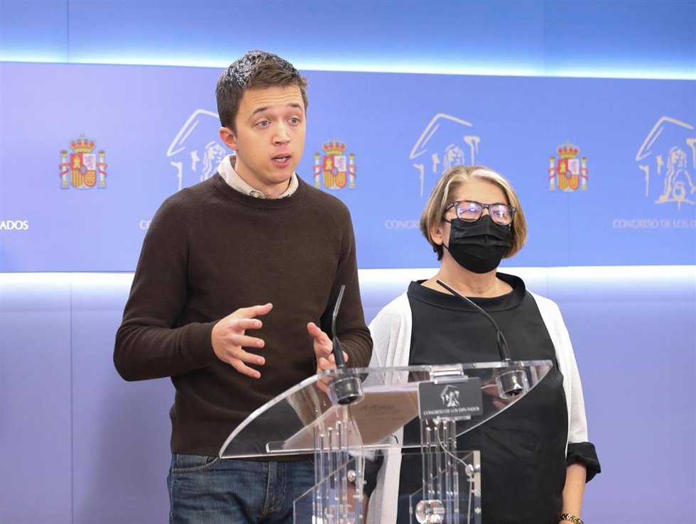 Archivo - El líder de Más País, Íñigo Errejón, y la diputada de Más País Inés Sabanés, en una rueda de prensa previa a una reunión de la Junta de Portavoces, en el Congreso de los Diputados, a 15 de febrero de 2022, en Madrid (España).