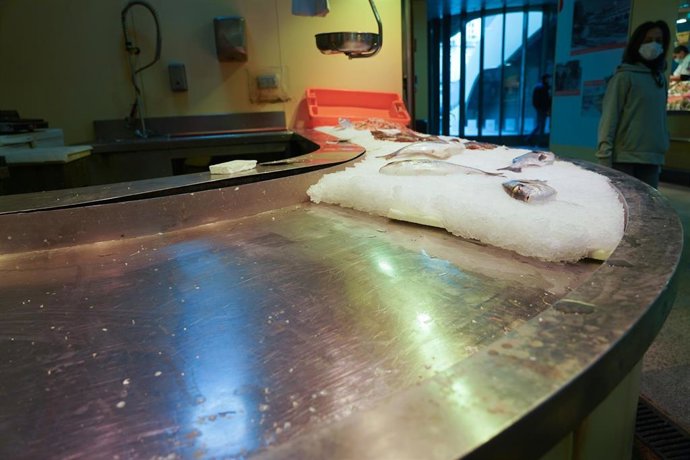 Desabastecimiento en un puesto de pescado del Mercado  