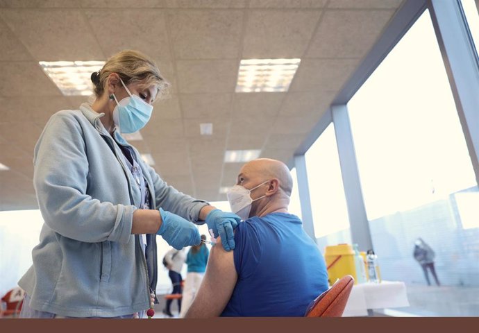 Archivo - Una enfermera inyecta la vacuna contra el Covid-19