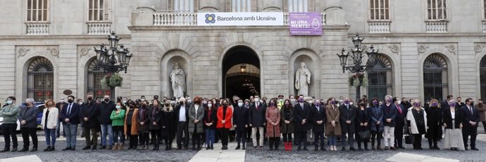 Minut de silenci a la plaa Sant Jaume de Barcelona pel presumpte feminicidi a Sant Martí aquest dilluns