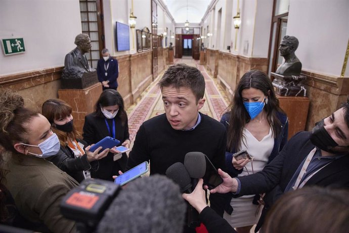 El diputado nacional de Más Región, Íñigo Errejón, responde a los medios a su llegada a una sesión plenaria, en el Congreso de los Diputados, a 16 de marzo de 2022, en Madrid (España). 