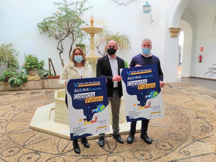 El delegado de Empleo de la Diputación de Córdoba, Miguel Ruz (centro), en la presentación de Ágora La Carlota.