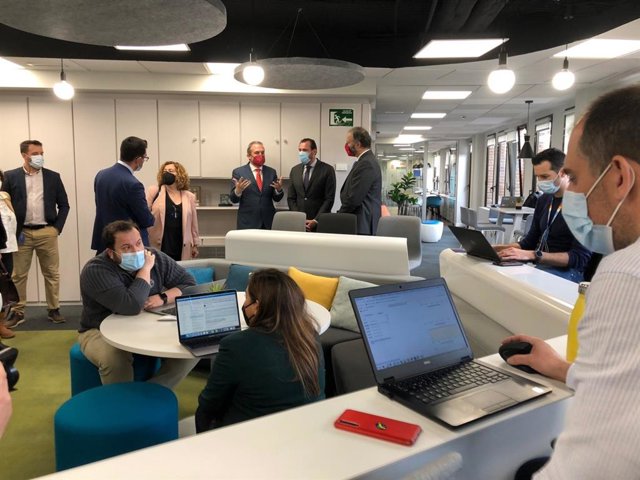 Visita de Óscar Puente a las instalaciones de NTT Data en Valladolid.