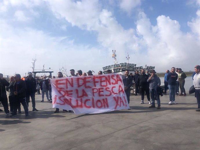 Pescadores de Huelva se han cocnentrado en Isla Cristina como protesta por la situación del sector tras la subida de precios del combustible.