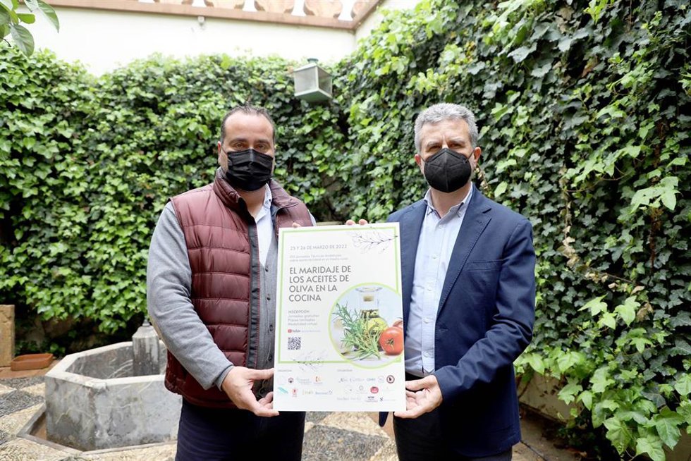 El delegado de Agricultura de la Diputación de Córdoba, Francisco Ángel Sánchez (dcha.), en la presentación de las XVI Jornadas Técnicas Andaluzas sobre Sostenibilidad en el Medio Rural.