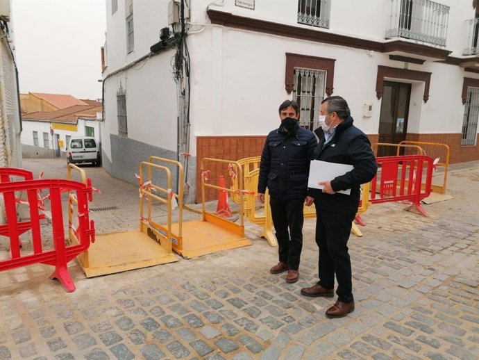 El delegado territorial de Regeneración, Justicia y Administración Local, Alfredo Martín, en su visita a El Cerro del Andévalo.