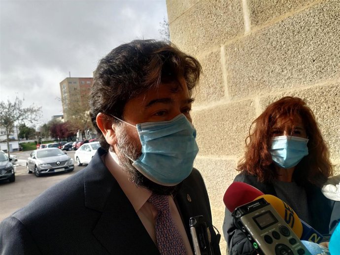 El secretario general de la CREEx, Javier Peinado, atiende a los medios en Cáceres