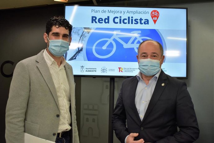 El alcalde de Albacete, Emilio Sáez, presenta la red ciclista