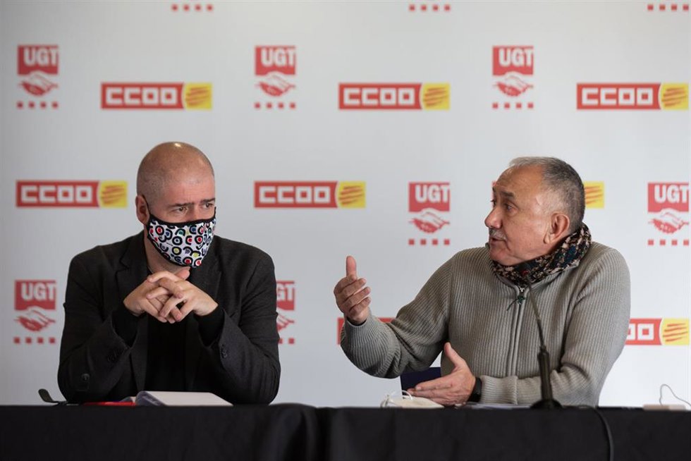 Archivo - El secretario general de CCOO, Unai Sordo (izda), y el secretario general de UGT, Pepe Álvarez (dcha)