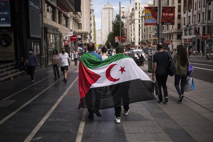 Archivo - Varias personas con la bandera de la República Árabe Saharaui DemocráticA
