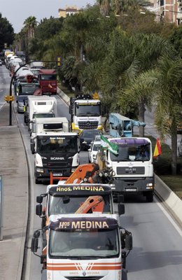 Cientos de transportistas se manifiestan por la subida de los carburantes 