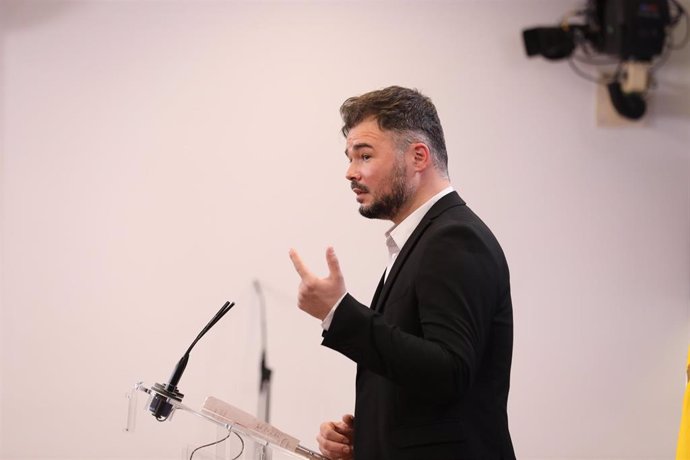 El portavoz parlamentario de ERC en el Congreso, Gabriel Rufián, interviene en una rueda de prensa previa a una reunión de la Junta de Portavoces, en el Congreso de los Diputados, a 22 de marzo de 2022, en Madrid (España).