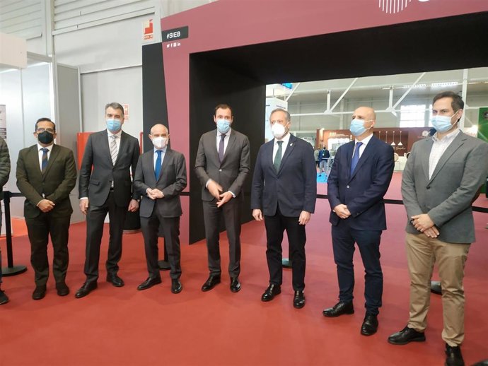 El alcalde de Valladolid, en el centro, durante la inauguración de la Feria Agrovid.