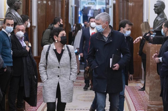 Los diputados de Bildu Mertxe Aizpurua y Oskar Matute, en el Congreso