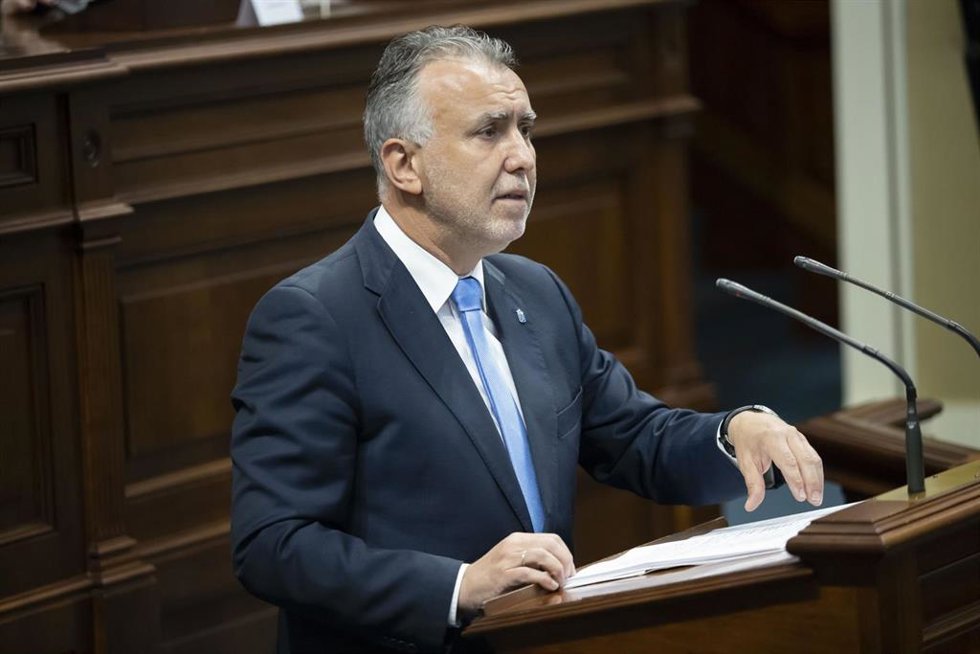 Archivo - El presidente de Canarias, Ángel Víctor Torres, durante su discurso en el Debate sobre el Estado de la Nacionalidad Canaria