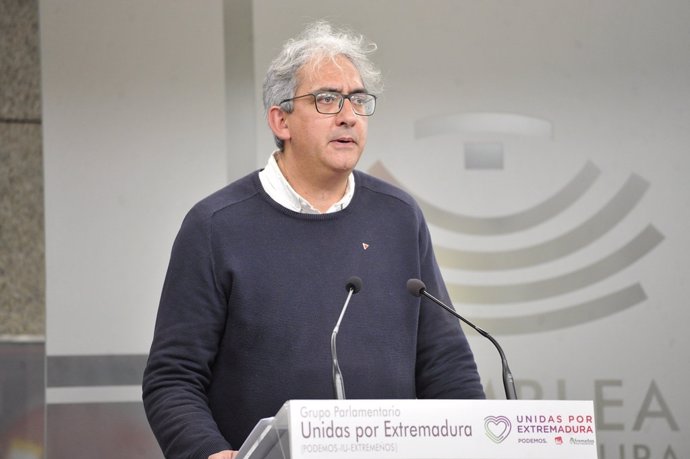 El diputado de Unidas por Extremadura Joaquín Macías en rueda de prensa tras la Junta de Portavoces de la Cámara regional