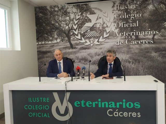 El presidente del Colegio de Veterinarios de Badajoz, José María Sánchez Murillo, y su homólogo en Cáceres, Juan Antonio Vicente Báez, en una rueda de prensa en la capital cacereña