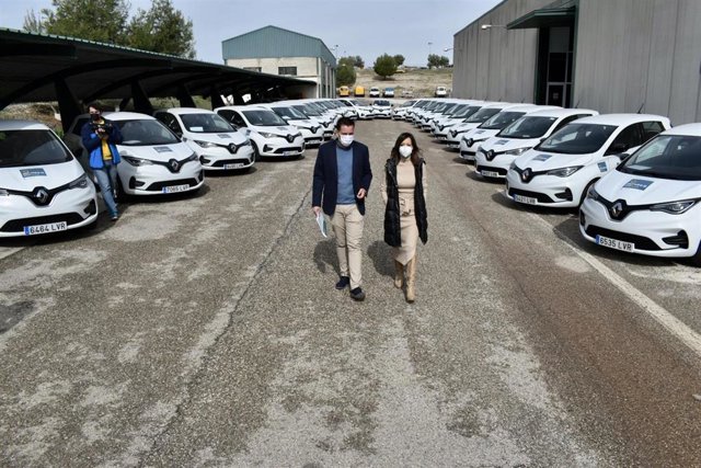 Visita a los nuevos coches eléctricos que se incrporan al parque móvil de la Junta de Andalucía
