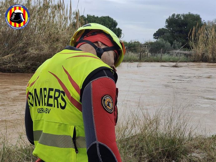 Bombero del Consorcio junto al cauce de un río