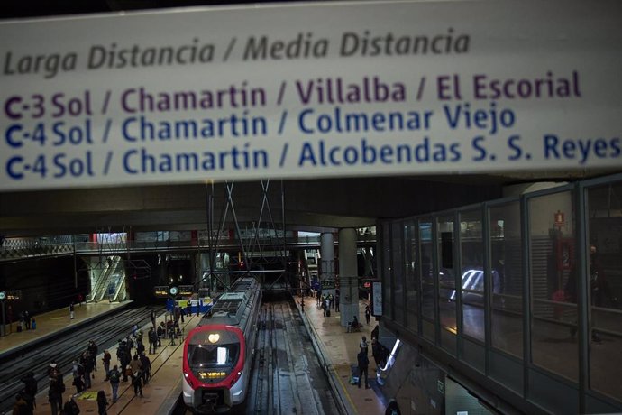 Un tren a su llegada a los andenes de la estación de Atocha