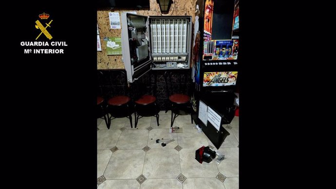 Máquinas recreativas atracadas en un bar de Navalvillar de Ibor