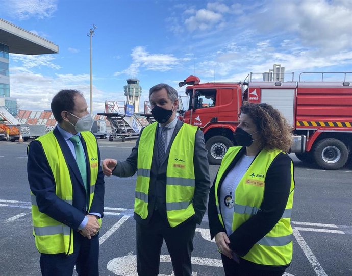 El delegado del Gobierno, José Miñones, visita el Aeropuerto de Santiago.