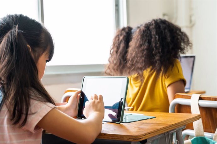 Archivo - Alumnas de primaria utilizando dispositivos digitales en el aula.