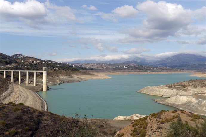 Archivo - El embalse de La Viñuela, ubicado en La Axarquía, se encuentra al 15% de su capacidad total a causa de la sequía provocada por la falta de precipitaciones en este invierno a19 de febrero de 2022 Málaga, Andalucía.