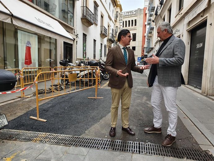 El portavoz del grupo municipal de Cs, Álvaro Pimentel, junto a una de las plazas de aparcamiento para motos eliminadas en el Centro.