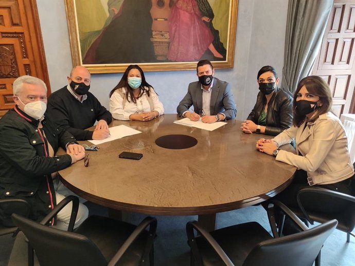 Autoridades en la firma entre Hostecor y el GDR Medio Guadalquivir.