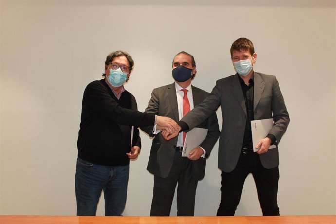 De izda. A dcha., Julio Lacuerda, secretario general de UGT Servicios Públicos; Francisco Javier Sigüenza, presidente de la Comisión de Servicios Especializados Intensivos en Personas de CEOE; y Daniel Barragán, secretario general de CCOO del Hábitat