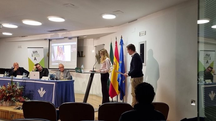 Celebración de la mesa redonda 'UCRA-UNIA. Reflexiones desde la Universidad'.