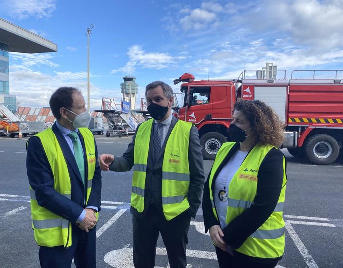 El delegado del Gobierno, José Miñones, visita el Aeropuerto de Santiago.