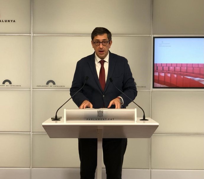 El diputado de Vox en el Parlament Antonio Gallego en rueda de prensa en la Cámara catalana a 22 de marzo de 2022